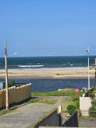 Ótimo apartamento com ampla sacada e vista pro mar