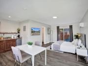 Studio with Private Patio in Pompano w Kitchenette