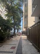 Na quadra da praia, refúgio em copacabana
