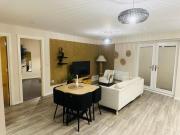 Executive 2 Bed Condo with Free Parking