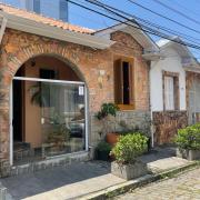 Casa de Tijolos com Churrasqueira Vila Fechada