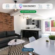 Spacious 5 Bedroom 5 Bathroom House - Central Location - Free Parking, Garden, Fast Wifi and Smarty TV by Yoko Property