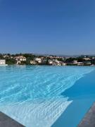 charmant 3 pièces neuf SUR JARDIN piscine débordement en Rooftop VUE MER ET MONTAGNES parking gratuit climatisation 2 CHAMBRES