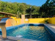 Casa em Ubatuba com piscina há 15 minutos das praias
