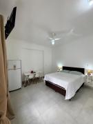 Suite 1 com Ar-Condicionado, TV, Wi-Fi e Geladeira