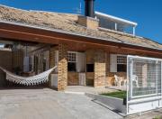 Apartamento térreo com área privativa a 200 metros do mar