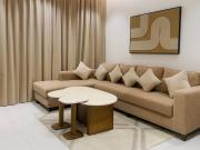 غرفة وصالة بدخول ذكي وشاشة 75 بوصة سمارت