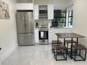 Transit-Friendly Flamingo Park Hideaway