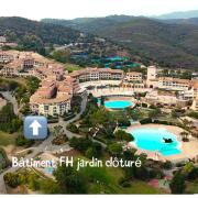 Rez de jardin Privatif clos-batiment centre FH007 -Appartement avec chambre -Parking couvert - climatisation - vue Mer -cap Estérel Pierre et vacances