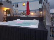 Cobertura com piscina privativa e jacuzzi na praia dos Ingleses! Venha curtir!