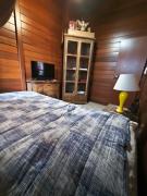 quarto aconchegante com cama de solteiro