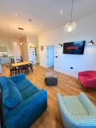 Central - Free parking- Sleeps 6 - Stylish Apt