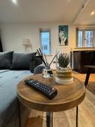 Luxury 2 Bed 2 Bath Canary Wharf Apartment with Balcony