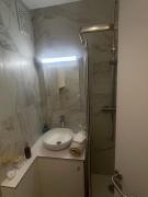 Charmant studio avec terrasse proche métro 11, dans une résidence calme, tout équipé