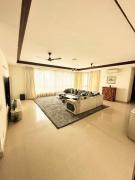 Luxury CEO Retreat - Spacious 2800 sqft Apartment