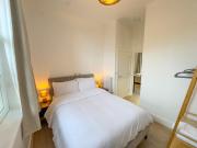 Stunning New 3-bedroom 3-bathroom Fully Furnished Duplex near Camden Town and Emirates Stadium