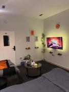 استديو بطابع هادي