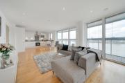 Spacious 2-Bedroom Riverside Apartment with River Views - Greenwich London