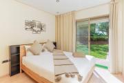 Stylish Flat, Pool, Garden & Fast Wi-Fi