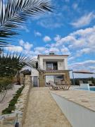 Seeview Villa and Mountain view