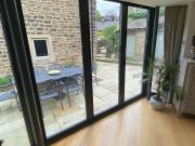 Garden annexe in Hathersage centre with parking