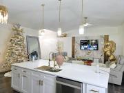 Top-of-the-line decoration! Next to Tampa outlets,