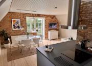 Beautiful villa apartment close to city, beach, ferry, etc