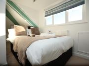 Stonehouse Lane by N And N Stays, Large 5 bed House Perfect for Contractors and Corporate Stays, Long Stay Disc Available, Free Pvt Parking and fast Wifi