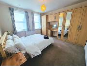 Roomy, comfortable Greater London home, sleeps 8