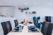 Luxury Central Manchester Home - Free Private Parking, Fast WiFi & PS5