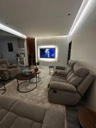 Modern 1BR Cozy Living Room Kitchen Prime spot