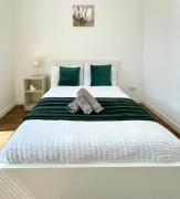 1 BDR Flat- Ease Transport links to City Center