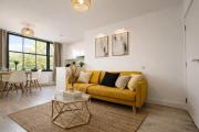 Spacious London Flat Skylighting Free Parking 50pounds Cashback On Winter Stays