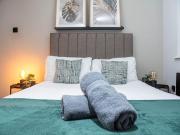 Modern 2BR 2Bath Central Leeds Apartment Parking