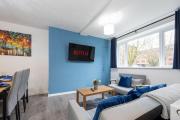 2 Bed Flat Manchester City Centre - Sleeps 8 - Free Parking - Contractors & Long Stays Offer - Wi-Fi & Netflix - Workspace & Coffee