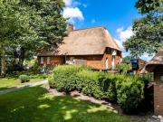 Holiday Home Reetdachhaus inmitten von Wiesen und Feldern by Interhome