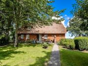 Holiday Home Reetdachhaus inmitten von Wiesen und Feldern by Interhome