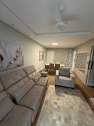 Apto 2 quartos com suíte recém reformado 50m praia