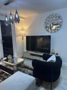 Mega12 Luxury Modern Apartment at Manchester City Centre,2 Bath, 2 Toilets, 2 King beds,-Free Car park