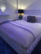 Mega12 Luxury Modern Apartment at Manchester City Centre, near MediaCityUK and Salford Quays-Free Car park