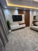 شقة فندقية فاخرة بالمعمورة الشاطىء مول بلازا ترى البحر مكيفة