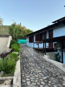 Pequeño chalet con frente al arroyo