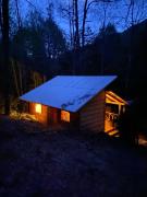 Aventura mágica! Cabañas del bosque con ribera