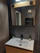 Modern 2-Bedroom Apartment Near Beach & Center T138