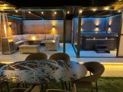 5 Bed Town House With Additional Luxury Hot Tub And Within City Centre And Sleeps Up To 11 With Sky And Netflix