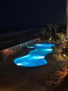 3BR - Beachfront - Huge Balcony - 2 Pools - Luxury