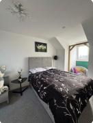 Modern room private bathroom minutes from Deansgate towers and Media city