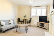 Manchester Stay Hub - 2BR with Free Parking, Near Airport & Attractions