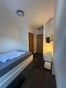Quiet Hotel room with private Bathroom - Ruhiges Hotelzimmer mit eigenem Bad
