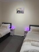 Cozy 2Bed Home Train, highway & Free Parking